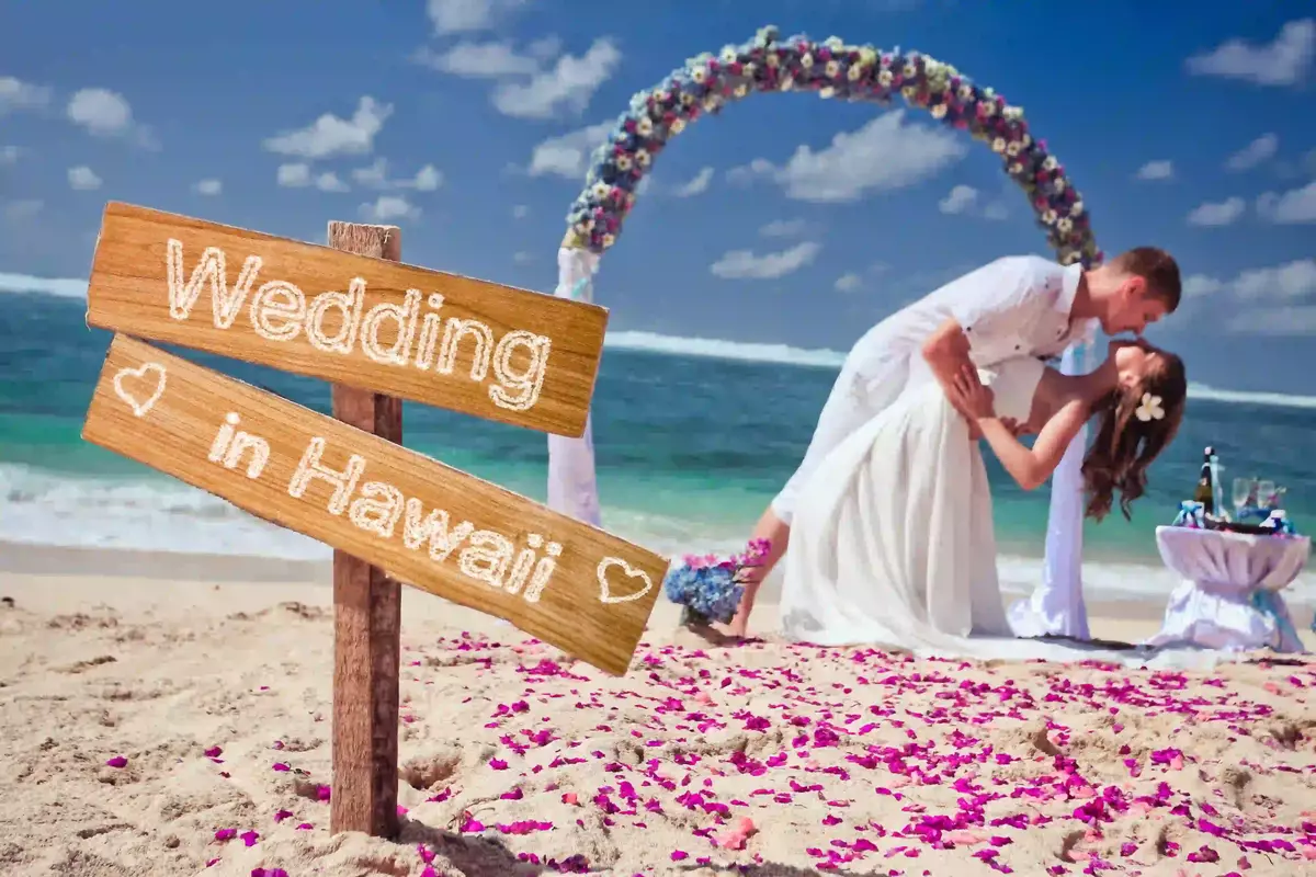 couple marrying in Hawaii through hawaiidating.net